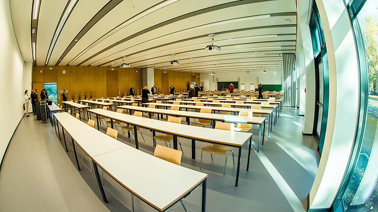 Der größte Hörsaal hat 430 Quadratmeter und kann in der Mitte geteilt werden. Etwa 200 Studentinnen und Studenten haben darin Platz. Die Akustik ist ausgezeichnet.