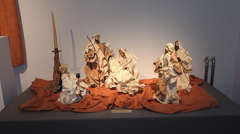 Papierkrippe mit Figuren aus handgeschöpftem Reisstrohpapier, Gesichter aus Resin (Marmormehl), Philippinen. Die Krippenausstellung ist geöffnet: Samstag, 4. 12. bis Sonntag, 27. 12, an Samstagen, Sonntagen und Feiertagen jeweils von 14 bis 17 Uhr. Am  Montag, 28. 12. bis Sonntag, 10. Januar 2021 täglich von 14 bis 17 Uhr. Am 24. 12. und 31. 12. ist geschlossen.