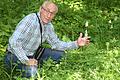 Walter Gebert freut sich über die Pracht der Fuchs' Fingerwurz. Sie wächst wie alle Orchideen nur unter bestimmten Bedingungen.