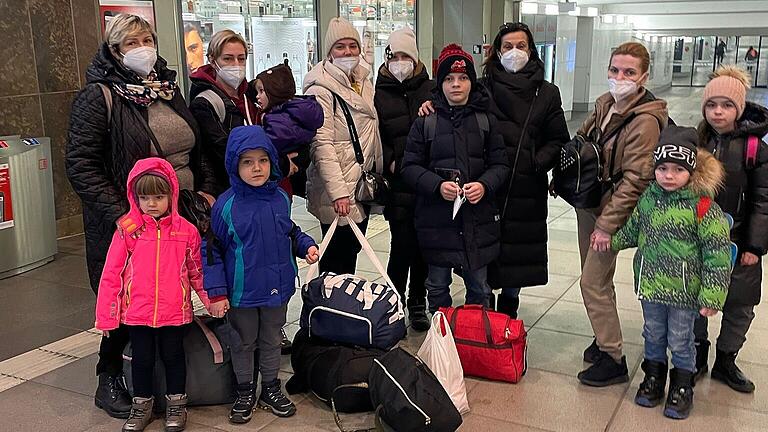 Die Ukrainerinnen Olga und Julia mit ihren Kindern und weiteren Verwandten bei der Ankunft am Würzburger Bahnhof. Die Ukrainerinnen Olga und Julia mit ihren Kindern und weiteren Verwandten bei der Ankunft am Würzburger Bahnhof.