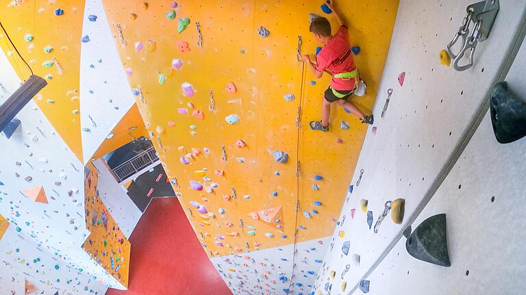 In der Kletterhalle des Deutschen Alpenvereins wurde die Temperatur von 21 auf 19 Grad gesenkt, um Energiekosten zu sparen. In der Kletterhalle des Deutschen Alpenvereins wurde die Temperatur von 21 auf 19 Grad gesenkt, um Energiekosten zu sparen.