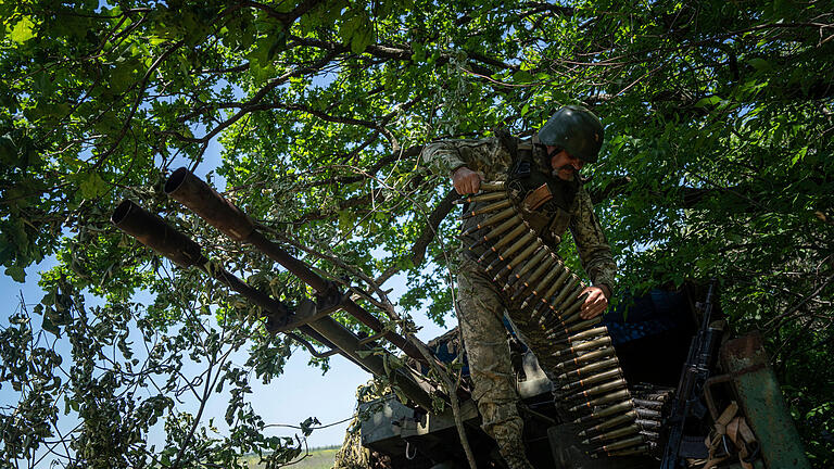 Ukraine-Krieg - Awdijiwka.jpeg       -  Ein ukrainischer Soldat bereitet eine Flugabwehrkanone vom Typ ZU-23 vor.