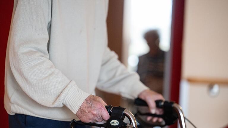 Pflegeheim - Seit 2022 gibt es Entlastungszuschläge, die mit einer Reform der Ampel-Koalition zum 1. Januar 2024 erhöht wurden. Trotzdem steigt der Eigenanteil. (Archivbild) Pflegeheim - Seit 2022 gibt es Entlastungszuschläge, die mit einer Reform der Ampel-Koalition zum 1. Januar 2024 erhöht wurden. Trotzdem steigt der Eigenanteil. (Archivbild)