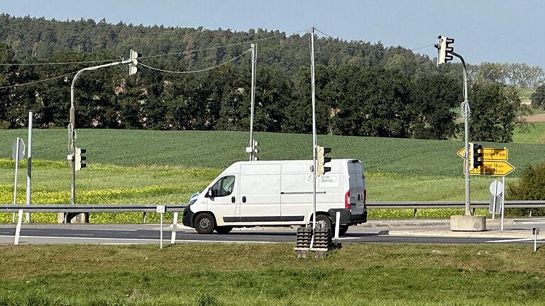 Seit vielen Jahren wird über einen Kreisverkehr anstatt der bisherigen, provisorischen Ampelanlage an der Kreuzung Trappstadt, Linden, Römhild und Eyershausen diskutiert. Dies scheitert aktuell an 70 Quadratmeter Ackerland, das nicht erworben werden kann.