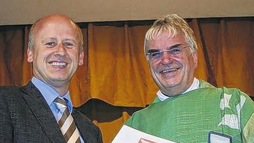 Mit der Bürgermedaille und einem &bdquo;Vergelt's Gott&ldquo; bedankte sich Bürgermeister Stefan Paulus bei dem Priester für dessen langjähriges Wirken in der Gemeinde.