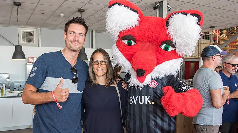 Heimatbesuch: Carsten Lichtlein mit seiner Frau Isabel 2018 als VIP-Gäste bei einem Drittligaspiel des FC Würzburger Kickers.