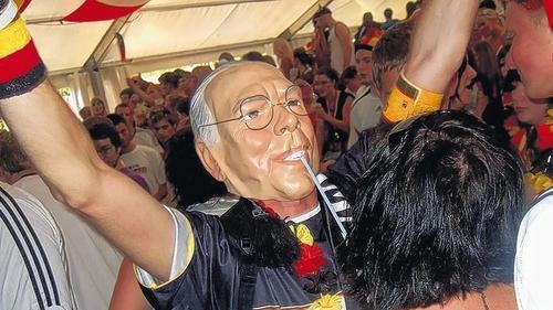 Franz Beckenbauer beim Public Viewing in Bad Kissingen - Bad Kissingen (kri) Auch am letzten Tag der Fußball-Europameisterschaft ging es beim Public Viewing an der Diskothek Look in Bad Kissingen relativ friedlich zu. Freilich war die Stimmung beim Endspiel Deutschland gegen Spanien etwas aufgeheizter als bisher. Rund 1500 Menschen waren es nach Angaben der Polizei, die dort dicht gedrängt den Abend vor dem großen Bildschirm verbrachten – unter ihnen auch einer mit Beckenbauer-Maske. Vor dem Finale waren viele Fans noch zuversichtlich. Im Verlauf des Spiels aber stand mehr und mehr Enttäuschung in die Gesichter geschrieben. Weitere Bilder unter http://badkissingen.mainpost.de Franz Beckenbauer beim Public Viewing in Bad Kissingen - Bad Kissingen (kri) Auch am letzten Tag der Fußball-Europameisterschaft ging es beim Public Viewing an der Diskothek Look in Bad Kissingen relativ friedlich zu. Freilich war die Stimmung beim Endspiel Deutschland gegen Spanien etwas aufgeheizter als bisher. Rund 1500 Menschen waren es nach Angaben der Polizei, die dort dicht gedrängt den Abend vor dem großen Bildschirm verbrachten – unter ihnen auch einer mit Beckenbauer-Maske. Vor dem Finale waren viele Fans noch zuversichtlich. Im Verlauf des Spiels aber stand mehr und mehr Enttäuschung in die Gesichter geschrieben. Weitere Bilder unter http://badkissingen.mainpost.de