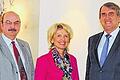 Meinungsaustausch zwischen Landrätin Tamara Bischof (Mitte), Kitzingens Wirtschaftsförderer Roland Eckert (links) und dem stellvertretenden LfA-Vorstandsvorsitzenden Thies Claussen.