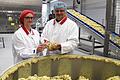 Tiefgekühlte Cookies für Subway: Über diesen Großauftrag für das Hiestand-Werk des Aryzta-Konzers in Gerolzhofen freuen sich Subway-Kundenbetreuerin Monika Rose und Werkleiter Gerhard Seufert. Neun Millionen Euro wurden in die neue Produktionslinie investiert. 50 Mitarbeiter sorgen für die Herstellung der original amerikanischen Cookies.