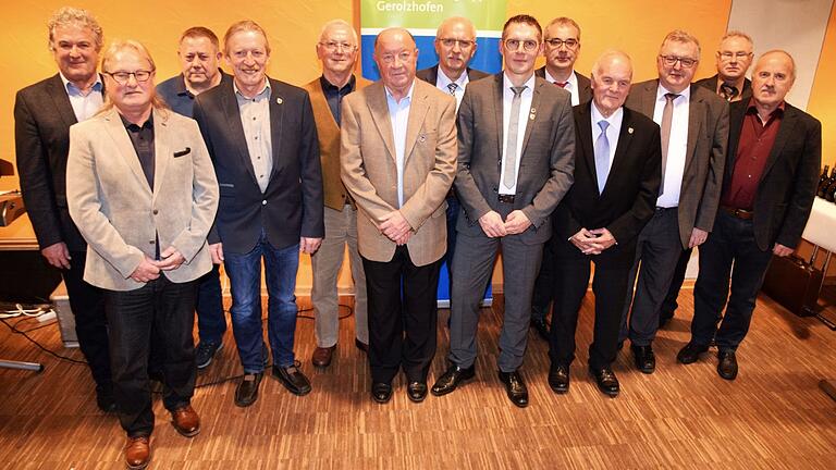Auf dem Gruppenfoto sind die Geehrten, Jubilare und Funktionsträger der Schiedsrichtergruppe Gerolzhofen zu sehen (von links): Erich Braun, Rudolf Wehrwein, Josef Römer, Corneliu Mattenheimer, Joachim Teusen, Bruno Scheinhof, Gottfried Bindrim, Jürgen Pfau, Udo Lenhard, Horst Knorpp, Norbert Kröckel, Horst Schatz und Helmut Brand.