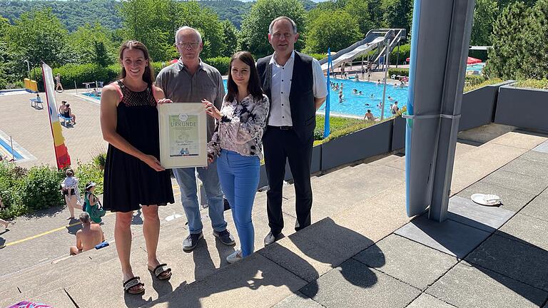 Preisgeld für den 'Förderverein Triefenstein Pro Waldbad': Bei der Übergabe waren (von links) Dorothea Hock und Klaus Scheller (Schriftführerin und Vorsitzender von Pro Waldbad) sowie Madeleine Müller und Dietmar Jonas von Town & Country dabei. Preisgeld für den 'Förderverein Triefenstein Pro Waldbad': Bei der Übergabe waren (von links) Dorothea Hock und Klaus Scheller (Schriftführerin und Vorsitzender von Pro Waldbad) sowie Madeleine Müller und Dietmar Jonas von Town & Country dabei.