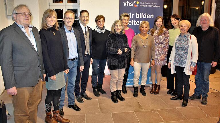 Auszeichnung für langjährige Kursleiter der VHS in Gerolzhofen (von links): Norbert Finster, Petra Schäfer, Roland Eckert, Gerolzhofens Bürgermeister Thorsten Wozniak, Gerlinde Kraus, Ursula Wyputta, Elke Scheder, Karin Werbinek, VHS-Leiterin Cornelia Kröber, Kulturreferentin Kerstin Krammer-Kneissl, Ingrid Stemmer und Roland Schütz.