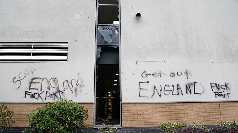 Ausschreitungen nach Messerangriff auf Kinder in Southport - Zwei Hotels, in denen Asylbewerber untergebracht sind, wurden attackiert. Ausschreitungen nach Messerangriff auf Kinder in Southport - Zwei Hotels, in denen Asylbewerber untergebracht sind, wurden attackiert.