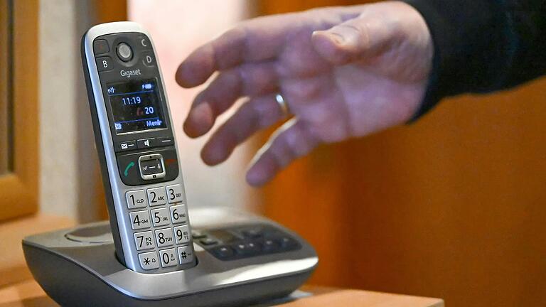 Wenn das Telefon von Rudolf Fischer aus Bad Neustadt klingelt, sind manchmal auch Betrüger am Apparat. Auf die Maschen hereingefallen ist er bisher zwar nicht, möchte aber andere davor warnen. Wenn das Telefon von Rudolf Fischer aus Bad Neustadt klingelt, sind manchmal auch Betrüger am Apparat. Auf die Maschen hereingefallen ist er bisher zwar nicht, möchte aber andere davor warnen.