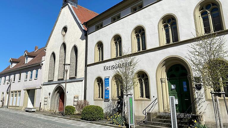Das Alte Spital, in dem die Kreisgalerie untergebracht ist, ist ein prägnantes Gebäude in Mellrichstadt und bildet ein Ensemble mit der Spitalkirche (links daneben). Das Alte Spital, in dem die Kreisgalerie untergebracht ist, ist ein prägnantes Gebäude in Mellrichstadt und bildet ein Ensemble mit der Spitalkirche (links daneben).