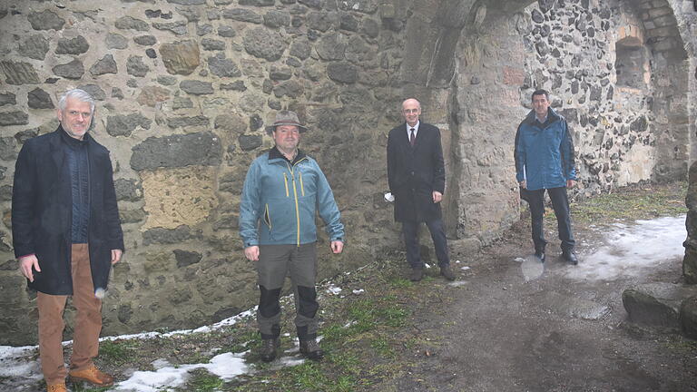 MdL Steffen Vogel, Forstbetriebsleiter Heiko Stölzner, Landrat Wilhelm Schneider und Naturpark-Geschäftsführer Winfried Seufert (von links) auf der Burgruine Bramberg an der Stelle, an der die Aussichtsplattform auf dem Turm entstehen soll, so dass die Plattform von außen nicht sichtbar ist. MdL Steffen Vogel, Forstbetriebsleiter Heiko Stölzner, Landrat Wilhelm Schneider und Naturpark-Geschäftsführer Winfried Seufert (von links) auf der Burgruine Bramberg an der Stelle, an der die Aussichtsplattform auf dem Turm entstehen soll, so dass die Plattform von außen nicht sichtbar ist.