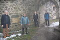 MdL Steffen Vogel, Forstbetriebsleiter Heiko Stölzner, Landrat Wilhelm Schneider und Naturpark-Geschäftsführer Winfried Seufert (von links) auf der Burgruine Bramberg an der Stelle, an der die Aussichtsplattform auf dem Turm entstehen soll, so dass die Plattform von außen nicht sichtbar ist.