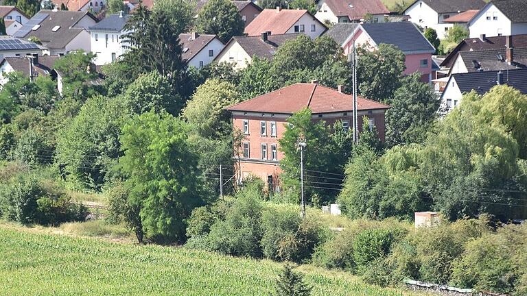 Wenn der Personenverkehr auf der Werntalbahn reaktiviert wird, würde damit auch am Eußenheimer Bahnhof wieder Leben einkehren.