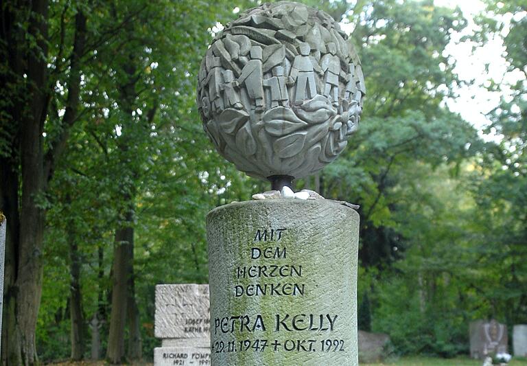  'Mit dem Herzen denken': Petra Kellys Grab auf dem Würzburger Waldfriedhof. 'Mit dem Herzen denken': Petra Kellys Grab auf dem Würzburger Waldfriedhof. 