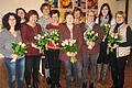 Blumen für die Mitarbeiter zum Jubiläum 40 Jahre Katholische Bücherei im Pfarrheim in Rottenbauer: (von links) Christine Sahlmüller, Petra Rupprecht, Evelyn Hain, Sabine Wonn, Mechthild Schwemmer, Irmtraud Fuchs, Carmen Hofmann, Kerstin Düll, Donata Dorbath und Hanne Gundermann. Es fehlt Marita Ebert-Greubel.Foto: Alois Gundermann