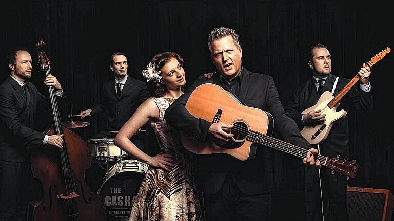 „A Tribute To Johnny Cash“ am 4. April in Tauberbischofsheim - (ret) Fans des „Man in black“ sollten sich den Termin vormerken: „A Tribute To Johnny Cash“ heißt die Show der „Cashbags“, die in der Tauberbischofsheimer Stadthalle am Dienstag, 4. April, um 20 Uhr auftreten. „The Cashbags“ um US-Sänger Robert Tyson sind mit unzähligen Konzerten seit 2008 Europas erfolgreichstes Johnny Cash Revival. Das Quartett liefert mit authentischer Stimme, Westerngitarre, Telecaster, Kontrabass und Schlagzeug detailgenau in seiner Show alle Klassiker, angelehnt an die Originalkonzerte mit musikalischen Gästen wie „June Carter“, „Carl Perkins“ und „The Carter Family“. Songs aus Johnny Cashs „American Recordings“ werden mit Gitarre und Piano in einem speziellen Akustikteil gefeiert. Im Programm stehen alle Johnny-Cash-Klassiker von „Ring of Fire“, „I Walk the Line“ bis hin zu „Folsom Prison Blues“. Johnny Cash (geb. 26. Februar 1932 in Kingsland, Arkansas; gest. 12.September 2003 in Nashville, Tennessee) war einer der einflussreichsten US-amerikanischen Country-Sänger und Songschreiber. Cash war bekannt für seine markante Bassbariton-Stimme und den sogenannten „Boom-Chicka-Boom“-Sound seiner Begleitband „Tennessee Three“ sowie seine kritischen und unkonventionellen Texte. Bandmitglieder: Robert Tyson, geboren 1969, aufgewachsen in Macon, Georgia (USA), bringt die richtige Stimme für Johnny Cash mit; Stephan Ckoehler (Gitarre); Brenny Brenner (Bass), Tobias Fuchs (Schlagzeug) und Tini Koehler (Gesang und Autoharp). Tickets gibt es unter eventim.de. „A Tribute To Johnny Cash“ am 4. April in Tauberbischofsheim - (ret) Fans des „Man in black“ sollten sich den Termin vormerken: „A Tribute To Johnny Cash“ heißt die Show der „Cashbags“, die in der Tauberbischofsheimer Stadthalle am Dienstag, 4. April, um 20 Uhr auftreten. „The Cashbags“ um US-Sänger Robert Tyson sind mit unzähligen Konzerten seit 2008 Europas erfolgreichstes Johnny Cash Revival. Das Quartett liefert mit authentischer Stimme, Westerngitarre, Telecaster, Kontrabass und Schlagzeug detailgenau in seiner Show alle Klassiker, angelehnt an die Originalkonzerte mit musikalischen Gästen wie „June Carter“, „Carl Perkins“ und „The Carter Family“. Songs aus Johnny Cashs „American Recordings“ werden mit Gitarre und Piano in einem speziellen Akustikteil gefeiert. Im Programm stehen alle Johnny-Cash-Klassiker von „Ring of Fire“, „I Walk the Line“ bis hin zu „Folsom Prison Blues“. Johnny Cash (geb. 26. Februar 1932 in Kingsland, Arkansas; gest. 12.September 2003 in Nashville, Tennessee) war einer der einflussreichsten US-amerikanischen Country-Sänger und Songschreiber. Cash war bekannt für seine markante Bassbariton-Stimme und den sogenannten „Boom-Chicka-Boom“-Sound seiner Begleitband „Tennessee Three“ sowie seine kritischen und unkonventionellen Texte. Bandmitglieder: Robert Tyson, geboren 1969, aufgewachsen in Macon, Georgia (USA), bringt die richtige Stimme für Johnny Cash mit; Stephan Ckoehler (Gitarre); Brenny Brenner (Bass), Tobias Fuchs (Schlagzeug) und Tini Koehler (Gesang und Autoharp). Tickets gibt es unter eventim.de.