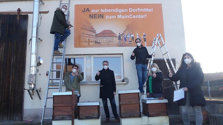 Bienenfleißig gegen das Edeka-Großprojekt am Bauernwehr: Markus Weidinger, Christian Singer, Grünen-Gemeinderat Stefan Weidinger, Daniel Schoppelrey, Angela Hauck und Angelika Fleck werben mit einem Plakat um Zustimmung fürs Bürgerbegehren. Bienenfleißig gegen das Edeka-Großprojekt am Bauernwehr: Markus Weidinger, Christian Singer, Grünen-Gemeinderat Stefan Weidinger, Daniel Schoppelrey, Angela Hauck und Angelika Fleck werben mit einem Plakat um Zustimmung fürs Bürgerbegehren.