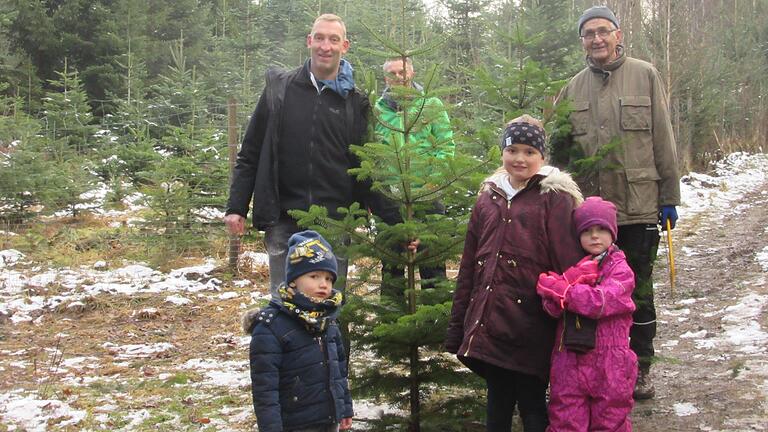Mit Papa, Oma und Onkel auf Christbaumsuche – das macht Spaß. Mit Papa, Oma und Onkel auf Christbaumsuche – das macht Spaß.
