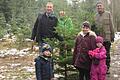 Mit Papa, Oma und Onkel auf Christbaumsuche – das macht Spaß.
