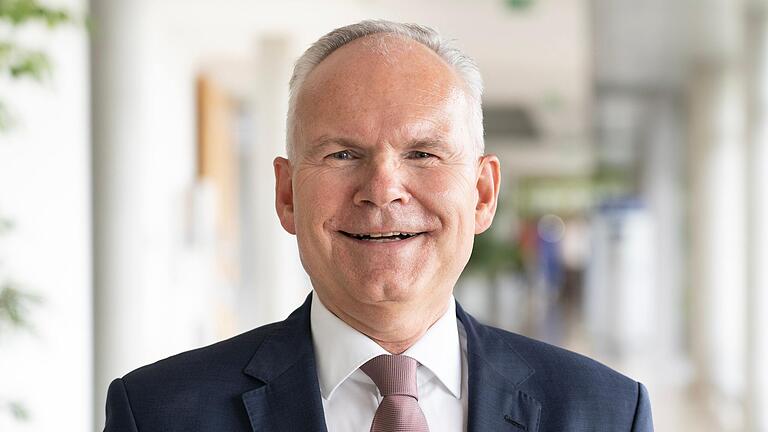 Prof. Ralf-Ingo Ernestus übernimmt bis Ende September 2023 die Aufgaben des Ärztlichen Direktors am Uniklinikum Würzburg. Dann soll der Nachfolger von Jens Maschmann seine Stelle in Würzburg antreten. Prof. Ralf-Ingo Ernestus übernimmt bis Ende September 2023 die Aufgaben des Ärztlichen Direktors am Uniklinikum Würzburg. Dann soll der Nachfolger von Jens Maschmann seine Stelle in Würzburg antreten.
