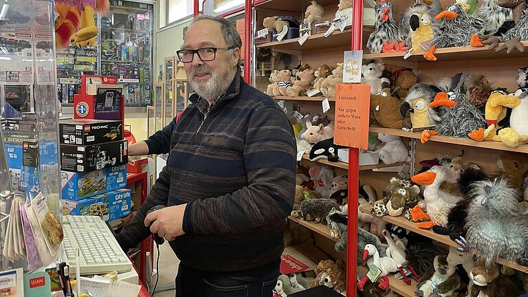 Das Schweinfurter Traditionsgeschäft Spielwaren Schierling schließt zum Jahresende. Im Bild Inhaber Thomas Schierling. Das Schweinfurter Traditionsgeschäft Spielwaren Schierling schließt zum Jahresende. Im Bild Inhaber Thomas Schierling.