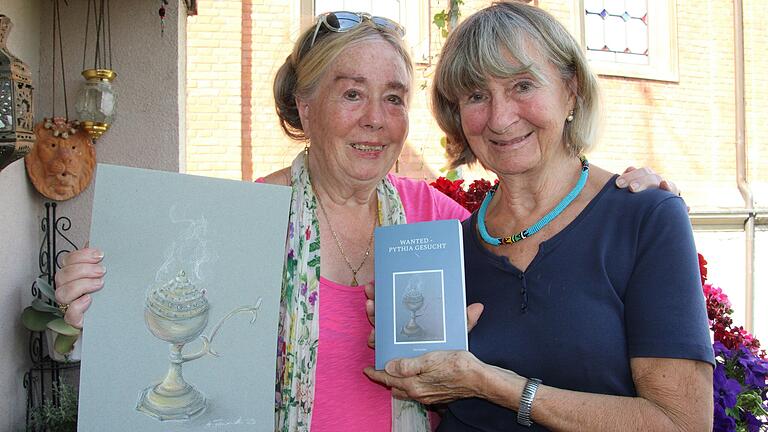 Die Kitzinger Künstlerin Annette Fernandes (links) hat das Titelbild für den Roman ihrer Schwester Ingrid 'Ina' Turetschek gemalt. Die Kitzinger Künstlerin Annette Fernandes (links) hat das Titelbild für den Roman ihrer Schwester Ingrid 'Ina' Turetschek gemalt.
