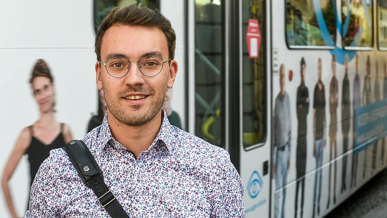 'Im Nahverkehr ist das 9-Euro-Ticket nützlich, für weite Fahrten würde ich es nicht mehr nutzen', sagt Mike Protasiuk aus Würzburg.&nbsp;