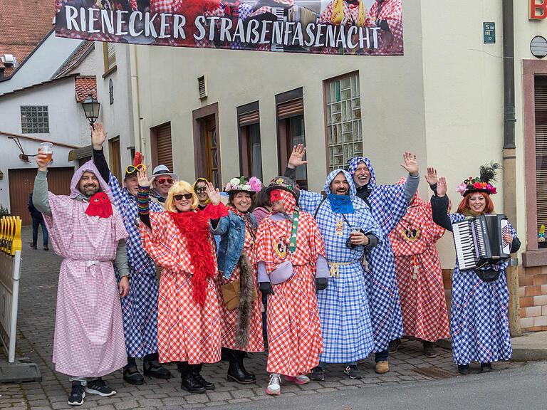 'Om Roahdes', dem Platz vor dem Rienecker Bürgerzentrum trafen sich die Rienecker Narren, überwiegend mit Maske und 'Üwerzuch' zum Feiern bei der Straßenfasenacht und starteten in einzelnem Gruppen den Zug durch die verschiedenen Häuser. 'Om Roahdes', dem Platz vor dem Rienecker Bürgerzentrum trafen sich die Rienecker Narren, überwiegend mit Maske und 'Üwerzuch' zum Feiern bei der Straßenfasenacht und starteten in einzelnem Gruppen den Zug durch die verschiedenen Häuser.