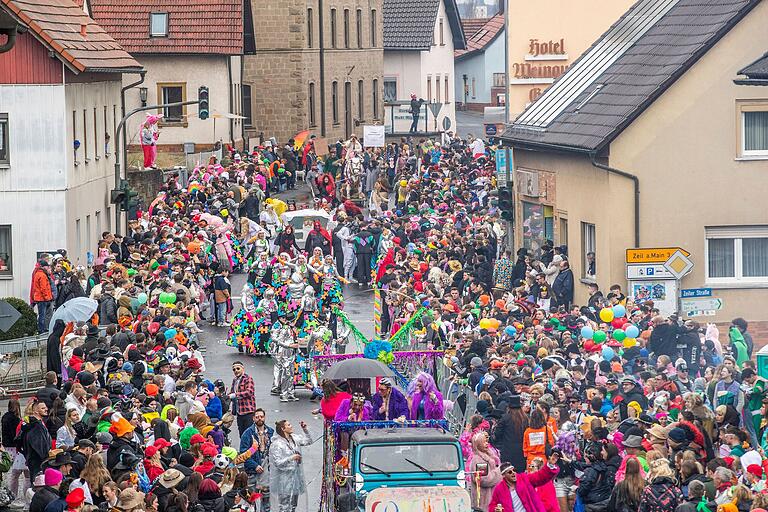 Er erfreut sich auch bei Regenwetter großer Beliebtheit: Der Faschingszug in Sand am Main.