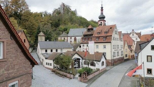 Das 1570 Quadratmeter große Grundstück mit den früheren Betriebsgebäuden der Bayerbräu und dem Braustübl mit Biergarten an der Hauptstraße in Rothenfels stehen zum Verkauf.