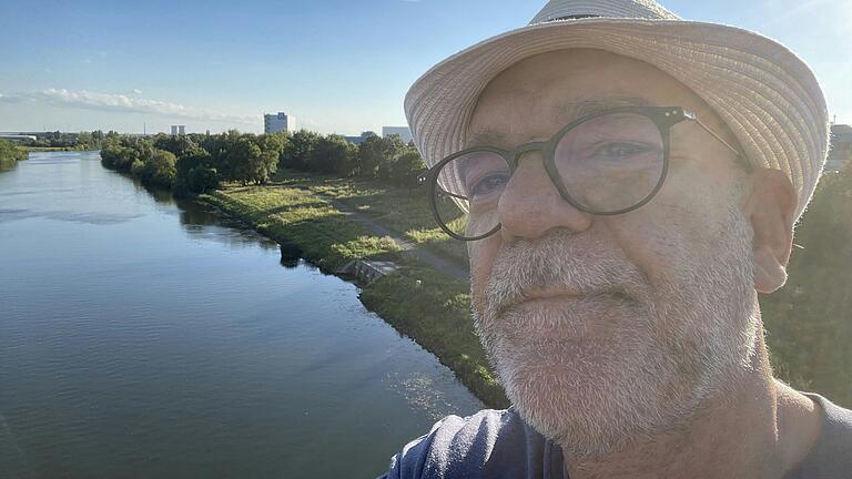 Letztes Selfie mit Kühltürmen: Reporter Mathias Wiedemann auf der Schweinfurter Hahnenhügelbrücke.