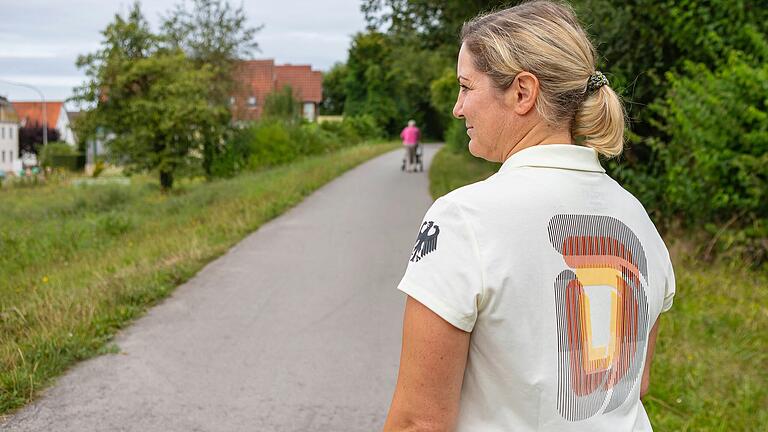 Ein großes, schwarz-rot-goldenes D prangt auf dem Rücken des Poloshirts, das Physiotherapeutin Silke Lang als Arbeitskleidung für die Paralympics in Paris gestellt bekommen hat. Ein großes, schwarz-rot-goldenes D prangt auf dem Rücken des Poloshirts, das Physiotherapeutin Silke Lang als Arbeitskleidung für die Paralympics in Paris gestellt bekommen hat.