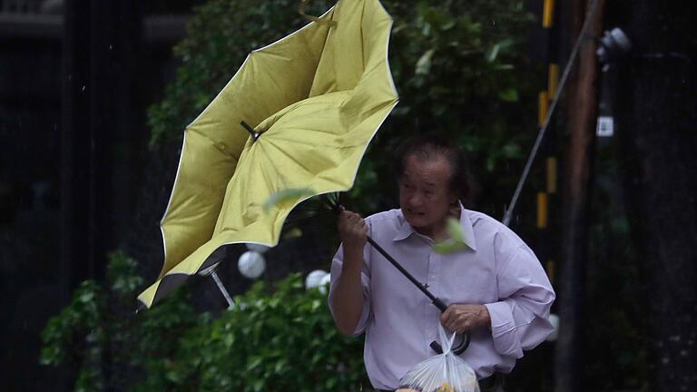 Taifun &bdquo;Kong-rey&rdquo; -Taiwan       -  Den Behörden zufolge ereigneten sich bereits vor Anlandung des Tropensturms mehr als 100 Unfälle.