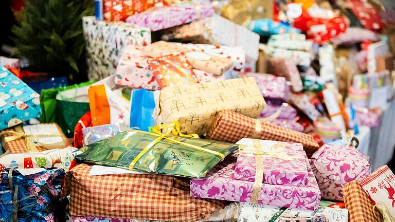 Kurz vor Heiligabend muss Heidrun Leuteritz nur noch die Geschenke einpacken. Besorgt hat sie diese bereits das ganze Jahr über. Kurz vor Heiligabend muss Heidrun Leuteritz nur noch die Geschenke einpacken. Besorgt hat sie diese bereits das ganze Jahr über.