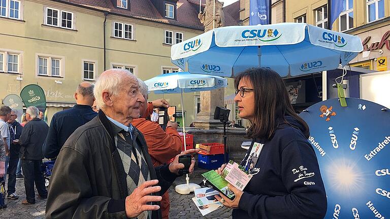 CSU-Direktkandidatin Barbara Becker im Gespräch mit einem CSU-Mitglied in Kitzingen. CSU-Direktkandidatin Barbara Becker im Gespräch mit einem CSU-Mitglied in Kitzingen.