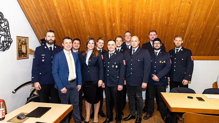 Unser Bild zeigt (von links): Kommandant Michael Schur, Bürgermeister Volker Karb, Masoud Mohamad, Kerstin Traut, Lukas Braunreuter, Denis Krüger, Markus Fischer, Robert Groß, Marco Kuhn, Max Wallinger, Niko Engelhardt und Alex Schraud.