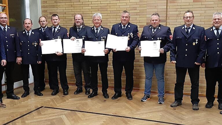 Ehrungen für 40 und 25 Jahre Feuerwehrdienst gab es bei der Versammlung in Hendungen. Ehrungen für 40 und 25 Jahre Feuerwehrdienst gab es bei der Versammlung in Hendungen.