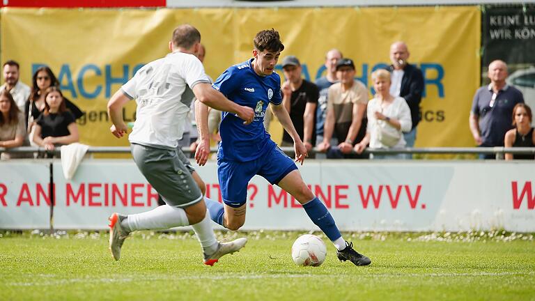 Youngster Tim Herbert (rechts), hier im Derby gegen Geesdorf im vergangenen Jahr, kehrt am Samstag in den Kader des FV 04 Würzburg zurück. Der 19-Jährige hatte sich kurz vor Saisonstart den Arm gebrochen.