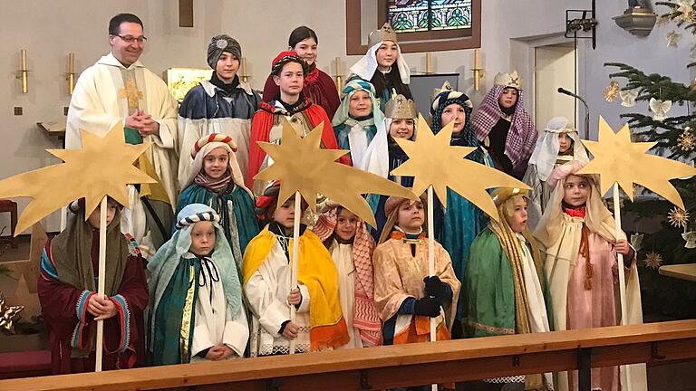 Sternsinger und Pfarrer Dieter Hammer nach dem Aussendungsgottesdienst.