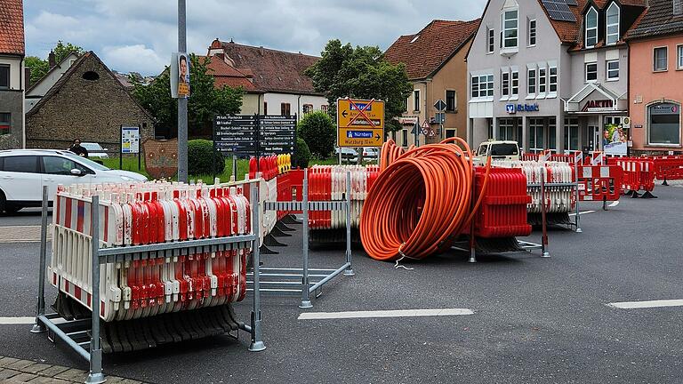 Am Mittwoch liegt viel Baumaterial am Marktplatz in Rimpar auf der Straße. Richtung Güntersleben ist die Straße durch eine kleine Lücke in der Absperrung zu diesem Zeitpunkt hier trotzdem weiter befahrbar.