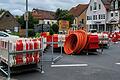 Am Mittwoch liegt viel Baumaterial am Marktplatz in Rimpar auf der Straße. Richtung Güntersleben ist die Straße durch eine kleine Lücke in der Absperrung zu diesem Zeitpunkt hier trotzdem weiter befahrbar.