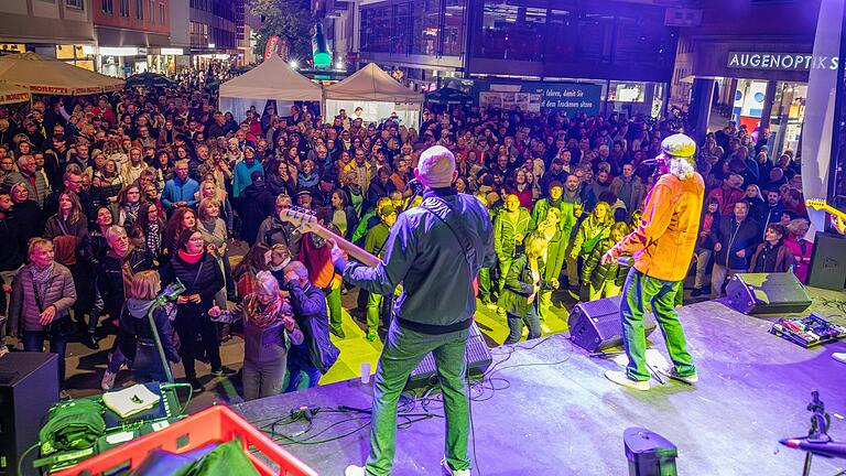 Gerammelt voll war die Eichhornstraße am Freitagabend, als 'The Jets' auf der TV-Mainfranken Bühne beim diesjährigen Stadtfest auftraten.