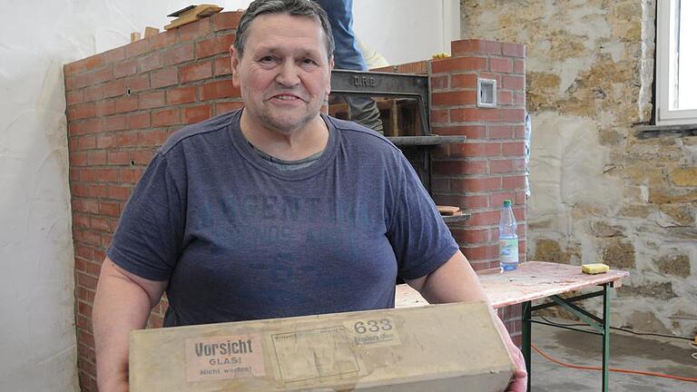 Rund sieben Jahrzehnte lagerte der Backofen auf dem Dachboden bei Rainer Schad. Technisches Zubehör war gar noch in der Originalverpackung. Rund sieben Jahrzehnte lagerte der Backofen auf dem Dachboden bei Rainer Schad. Technisches Zubehör war gar noch in der Originalverpackung.