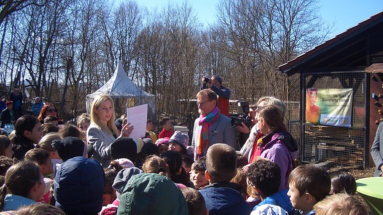 Die Staatssekretärin Anna Stolz sucht den direkten Kontakt vor Ort in vielen Gesprächen an den Schulen. Hier ist sie bei der Auszeichnung des Projekts 'Biologische Vielfalt in der Klimawerkstatt' der Grundschule Bayreuth-St.-Georgen im Rahmen der UN-Dekade Biologische Vielfalt.&nbsp;