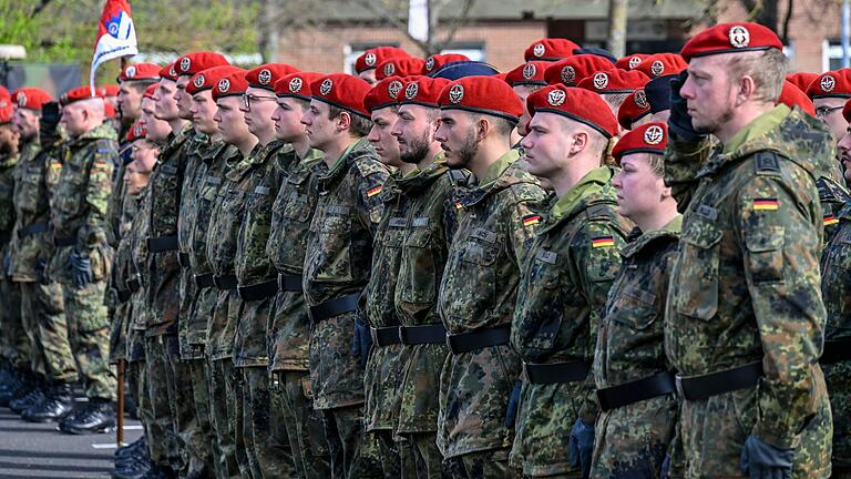 Auf dem Exerzierplatz der Mainfrankenkaserne sind die Soldatinnen und Soldaten zur feierlichen Übergabe angetreten.